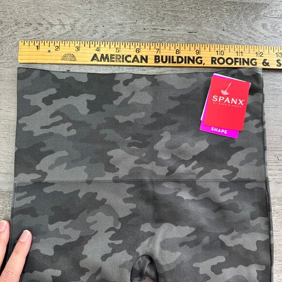 NWT Spanx Look At Me Now Cropped Seamless Leggings M Gray Camo - Picture 9 of 12